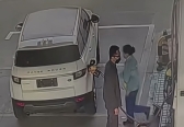 男子开白色路虎车加油近500元，以“手机在车上”为由驾车逃单