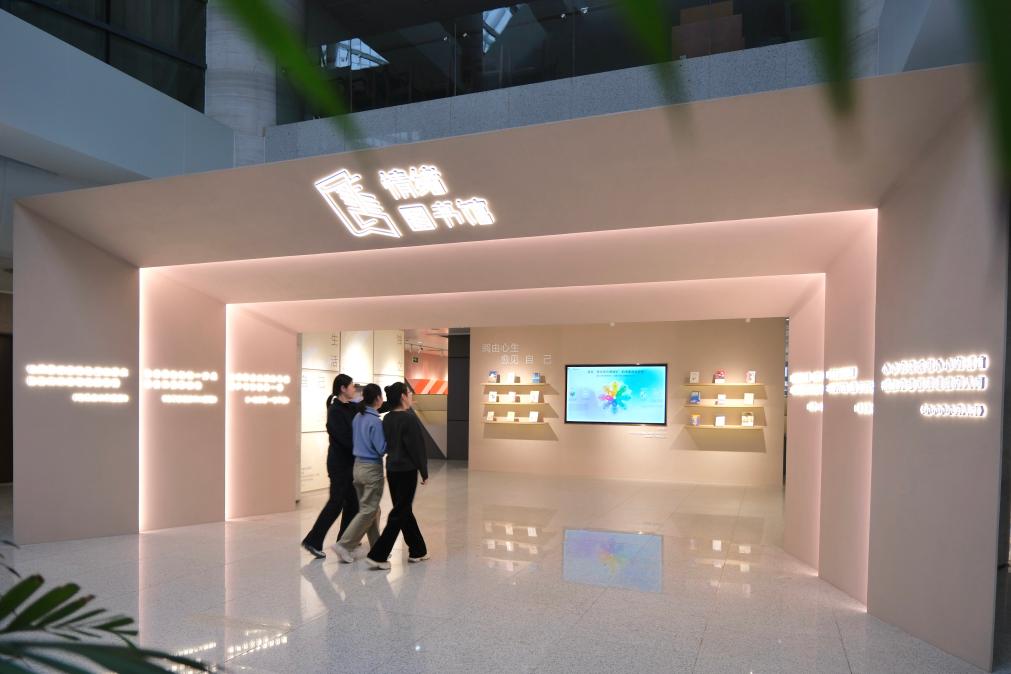 “数纸交融”：当下年轻人为“花式阅读”买单